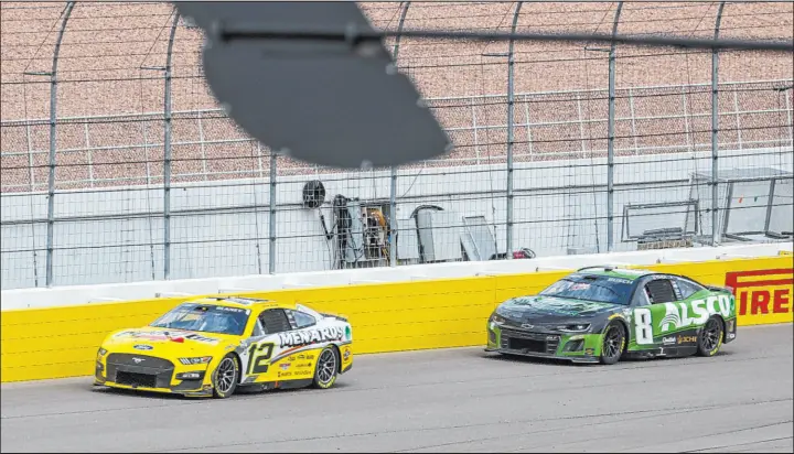  ?? Chase Stevens Las Vegas Review-journal) @csstevensp­hoto ?? Las Vegas driver Kyle Bush (8) tries to chase down Ryan Blaney (12) during the Pennzoil 400 at Las Vegas Motor Speedway on a windy Sunday afternoon.