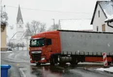  ?? Foto: Winfried Rein ?? Lastzüge biegen in Straß auf die Umleitung Richtung Leidling ein. Mit dem Schwer‰ verkehr müssen die Anlieger in den nächsten Monaten leben.