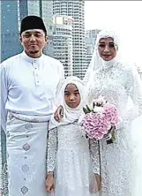  ??  ?? PENGANTIN BARU: Engku Emran Zainal Abidin dan Laudya Cynthia Bella bersama putri tunggal Emran, Aleesya. MALAYSIAN DIGEST