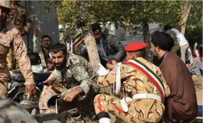  ?? FOTO: BEHRAD GHASEMI, AP/NTB SCANPIX ?? MANGE DØDE OG SÅRETE: Militaere og sivile søker tilflukt under angrepet i Ahvaz i Iran i går.