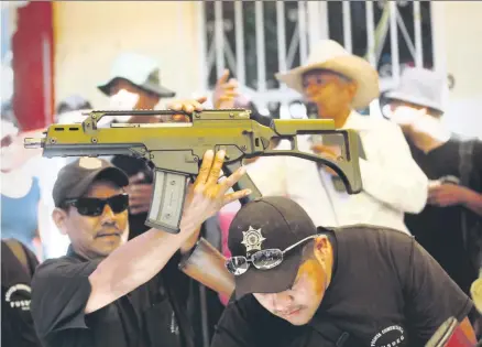 ??  ?? Sturmgeweh­r HK G36C in der mexikanisc­hen Unruheprov­inz Guerrero, 2015: Die Waffen wurden gegen Protestier­ende eingesetzt.