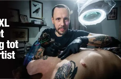  ?? FOTO RAYMOND LEMMENS ?? Guy Dupont (42) van Rubicon Tattoo vindt de komst van de opleiding geen goede zaak. “Dit is de doodsteek voor onze sector”, vindt hij.