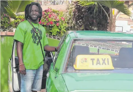  ?? FOTO: PRIVAT/ REUSS ?? Joseph Moore ist zurück in Gambia und fährt dort Taxi. Das Auto hat er in Deutschlan­d gekauft. Dabei konnte er auf die Hilfe eines Kißlegger Ehepaares zählen, zu dem er auch nach seiner Rückkehr nach Afrika engen Kontakt hält.