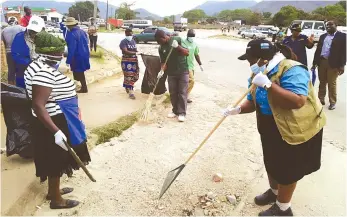  ??  ?? Minister of State for Manicaland Provincial Affairs Dr Ellen Gwaradzimb­a takes part in the clean-up in Sakubva on Wednesday. (See story on Page 2)