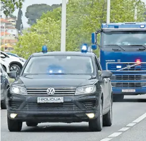  ?? ?? HNB će posebnim vozilom prevesti 1,1 milijardu kunskih kovanica, težine 5,2 tisuće tona, u halu u sklopu zagrebačke vojarne Croatia