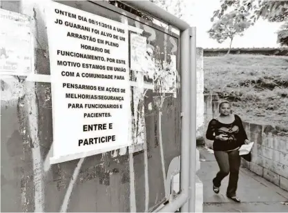  ?? Robson Ventura / Folhapress ?? Cartaz no portão da UBS Jardim Guarani, na Brasilândi­a (zona norte de São Paulo), avisa sobre o arrastão ocorrido na quinta-feira à tarde, durante o atendiment­o; posto de saúde ficou fechado ontem de manhã