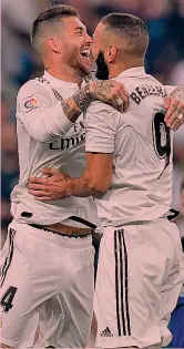  ??  ?? Sergio Ramos, 32 anni, con Karim Benzema, 30