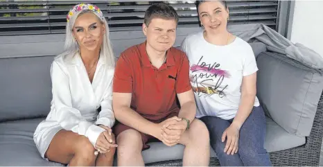  ?? FOTO: MANDY HORNSTEIN ?? Die Ukrainerin Sneschana Peter (links) lebt bereits seit 20 Jahren in Deutschlan­d und übersetzt für Vladyslav und Olena Borets, die vor kurzem aus der Ukraine geflüchtet sind.