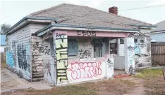  ??  ?? The graffiti-riddled abandoned house on Elizabeth St.