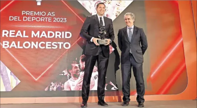  ?? ?? Felipe Reyes, embajador del Real Madrid de baloncesto, posa con el Premio AS junto a Rafael Fernández de Alarcón, director de márketing global de Telefónica.