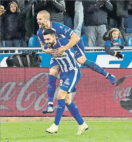  ?? FOTO: EFE ?? Gol y tres puntos Laguardia salta sobre su compañero Borja Bastón para celebrar el tanto de la victoria del Alavés