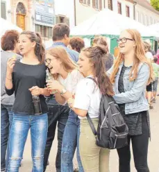  ??  ?? Das tolle Wetter wirkt sich auch auf die Stimmung aus. Beim Cityfest kommen Jung und Alt zusammen.