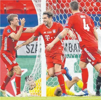  ?? FOTO: LASZLO BALOGH/DPA ?? Matchwinne­r in seinem vielleicht letzten Spiel für München: Javi Martinez (Mitte) jubelt über sein 2:1.