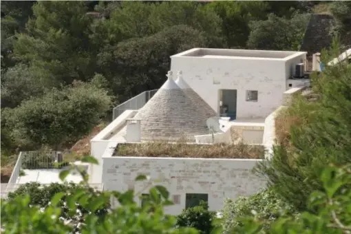  ??  ?? This three-bedroom house built in traditiona­l trulli style with sea views at Selva di Fasano goes for £319,000