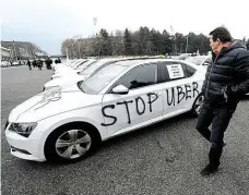  ?? Foto: Michal Šula, MAFRA ?? Taxikáři na Strahově Včerejší protest řidičů taxi byl co do počtu aut demonstran­tů zatím největší, jaký Praha zažila.