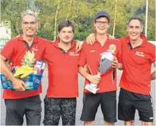  ?? FOTO: ROLAND GÖTZE ?? Verteidige­n den Wanderpoka­l beim internatio­nalen Turnier in Dornbirn (von links): Bruno Morandell, Raffael Tomasi, Philipp Fritsch und Markus Lukas.