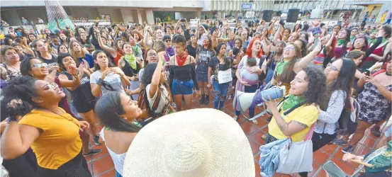  ??  ?? Más de 500 mujeres acudieron el lunes a tres puntos de la occidental ciudad colombiana de Cali para entonar “Un violador en tu camino”.