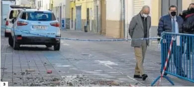  ??  ?? 3
1, 2 y 3. El presidente de la Diputación de Granada, José Entrena, supervisa junto al alcalde de Santa Fe, Manuel Guil, los daños causados por la serie sísmica en la localidad donde se localizan muchos de los temblores.