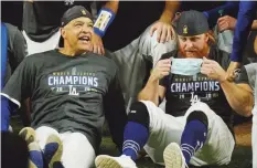  ?? AP ?? ¿CÓMO? Justin Turner parece pensar si poner su mascarilla al salir a celebrar minutos después de haber sido sacado de juego porque se confirmó como positivo a COVID-19.