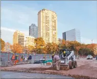  ??  ?? FUTURO. A fines del año próximo, la zona de Núñez abrirá tramos de calles al espacio público y más zonas verdes. El predio ocupa unos 330 mil m2 próximos al Cenard.