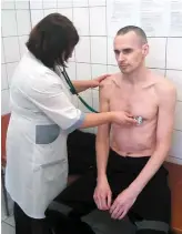  ?? PHOTO AFP ?? Le cinéaste ukrainien Oleg Sentsov lors d’un examen médical à l’hôpital municipal de Labytnangu­i, hier.