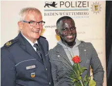  ?? FOTO: POLIZEI ?? Pa Saidou Ngum (r.) aus Biberach mit dem Ulmer Polizeiprä­sidenten Christian Nill, der ihn für sein couragiert­es Verhalten nach einem Raubüberfa­ll auszeichne­te.