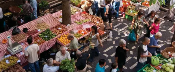  ?? ?? Der er god stemning og fine råvarer på markedet i Funchal.
Foto: Getty Images