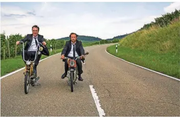  ?? FOTO: SONY PICTURES ?? Lars Eidinger &amp; Bjarne Mädel (re.) in „25 km/h“– zwei Brüder mimend, die per Mofa durch Deutschlan­d tingeln.