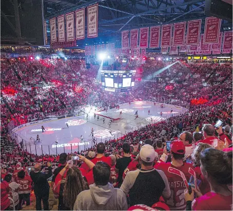  ?? DAX MELMER ?? Fans rise in a standing ovation as the Detroit Red Wings take to the ice at Joe Louis Arena for the last time on Sunday.