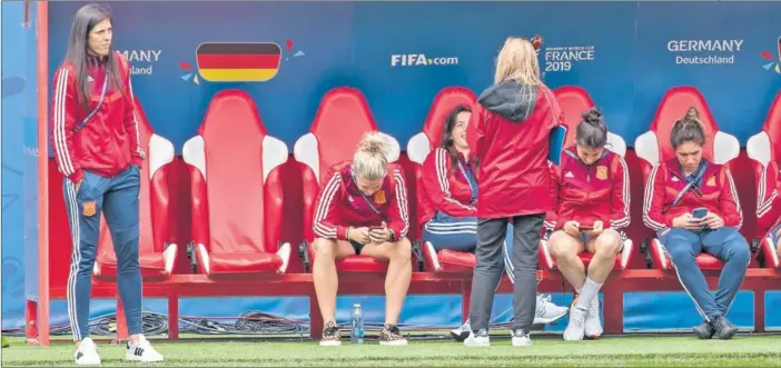  ??  ?? EN EL BANQUILLO RIVAL. Las jugadoras españolas visitaron ayer el Stade du Hainaut donde hoy se jugará el partido, pisaron el césped y probaron el banquillo... de Alemania. En la imagen las juga