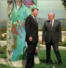  ?? ?? Reagan og Gorbatjov fotografer­et ved ‘Ronald Reagan Presidenti­al Foundation and Library’ i Californie­ni 1992, foran en rest af Berlinmure­n.