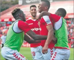  ??  ?? FELICES. Los futbolista­s del Nàstic celebran el gol de Uche.