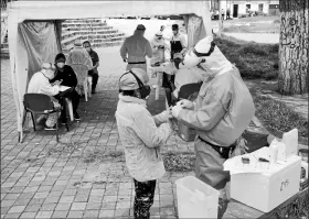  ?? Patricio terán/ el comercio ?? • En Cotocollao, norte de la ciudad, el Cabildo continúa con su estrategia de brigadas móviles para tomar pruebas a la población.