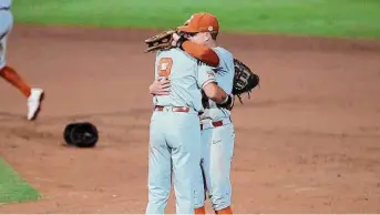  ?? Tony Avelar/Associated Press ?? Texas' Jared Thomas (9) and Mitchell Daly console each other after Monday night's seasonendi­ng loss to Stanford came on a fly ball that fell after being lost in the lights.