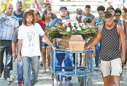  ??  ?? Amigos e familiares se despedem de ‘Marechal’ no Cemitério do Caju: morador morreu na quarta-feira