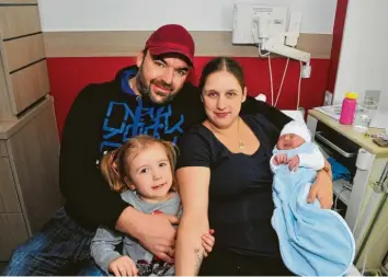  ??  ?? Amelie Dehler war um 8.28 Uhr das dritte Baby im Jahr 2019 in Augsburg. Papa Christian und Schwester Paulina besuchten am Neujahrsta­g das Baby und Mutter Sabrina.