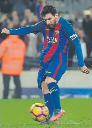  ??  ?? Leo Messi demostró ser de nuevo el mejor. Cogió la pelota, tiró y marcó un penalti decisivo en el minuto 89.