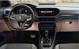  ??  ?? NADA NUEVO. Pocos detalles de color en el interior del Volkswagen. El volante, en este caso, es un extra del paquete R-Line. Todos los plásticos son duros; en su rival son blandos.