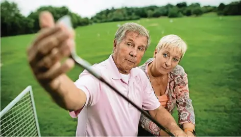  ?? RP-FOTO: RALPH MATZERATH ?? Beim Schnupperk­ursus auf dem Golfplatz am Katzberg erklärte Willi Fehling (l.) der Langenfeld­erin Klaudia Pack (r.) Schläger und Technik.