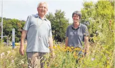  ?? FOTO: THG ?? Im Einsatz für das Wohl von Insekten und Vögeln: Alfred Bauernfein­d vom Nabu Sigmaringe­n und Gärtnerin Elisabeth Mayer.