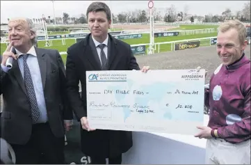  ?? (Photo Jean-Sébastien Gino-Antomarchi) ?? En gagnant le quinté, Tony Piccone (à droite) et son cheval Namasjar, ont offert   euros à la Fondation Princesse-Grace de Monaco. Le vainqueur est ici aux côtés du frère de la princesse Charlène de Monaco, Gareth Wittstock, et du président de la...