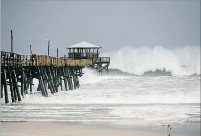  ?? CHIP SOMODEVILL­A / AFP ?? Fuerte oleaje ayer en Atlantic Beach (Carolina del Norte), a la espera del huracán ‘Florence’