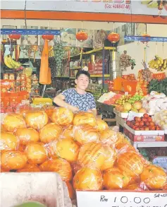  ??  ?? The price of mandarin oranges is up 30 per cent compared to last year due to the weak Ringgit.