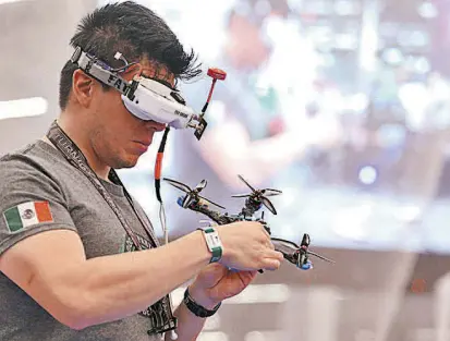  ??  ?? Un piloto de drones durante una competició­n en la ciudad de Guadalajar­a (México)/ EFE/Ulises Ruiz
Basurto