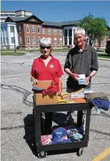  ?? CONTRIBUTE­D ?? Delbert and Dorothy Prater volunteer at the VA Medical Center.