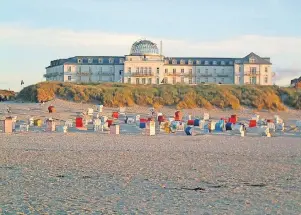  ??  ?? Die schönste Sandbank der Welt: Juist ist ein Traumziel für Nordsee-Reisende, und ein Aufenthalt im Strandhote­l Kurhaus Juist eine vollkommen­e Auszeit vom Alltag.