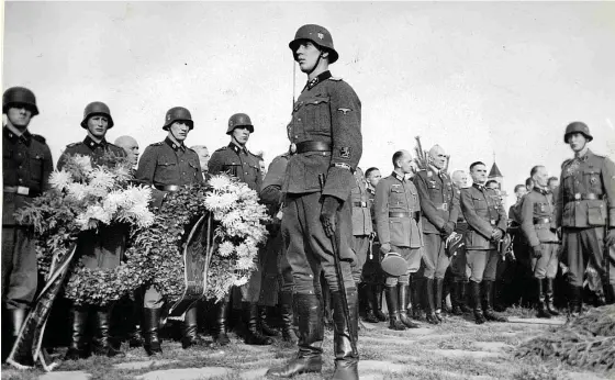  ?? FOTO: HBL-ARKIV ?? Så skrev HBL den 20 september 1943: På söndagen klockan 15 välsignade­s i Helsingfor­s vid hjältegrav­en på Sandudd till den sista vilan cirka 90 SS-frivilliga, vilkas stoft icke tidigare vigts till gravens ro i Finland.