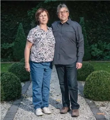  ?? FOTO KAREL HEMERIJCKX ?? Martine Nuyts uit Tessenderl­o – hier naast haar man Gilbert – loopt al 37 jaar op een knieprothe­se.