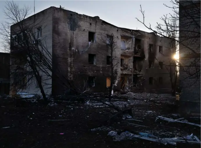  ?? © Gert Jochems ?? Een vernield appartemen­tsgebouw in de oblast Donetsk. De Oekraïners ontvangen vanuit Europa een allegaartj­e aan wapentypes.