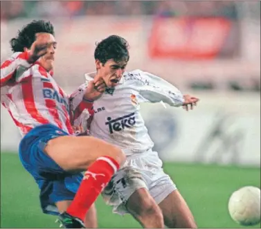  ??  ?? UNA JUGADA PARA LA HISTORIA. Aquí inició Raúl la jugada mágica que acabó en golazo al Atleti.